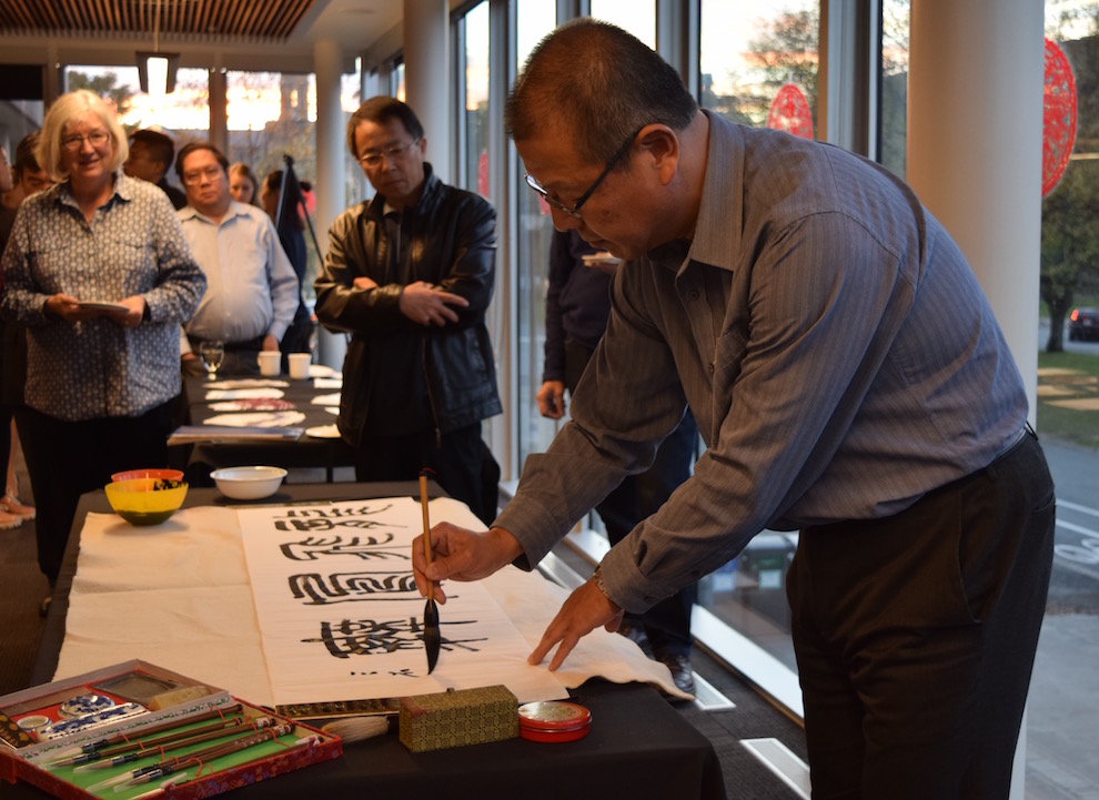 During the demonstration, Dr. Lei Jiang wrote “dragons flying, phoenixes dancing” in the sitting, flying and walking calligraphy styles.