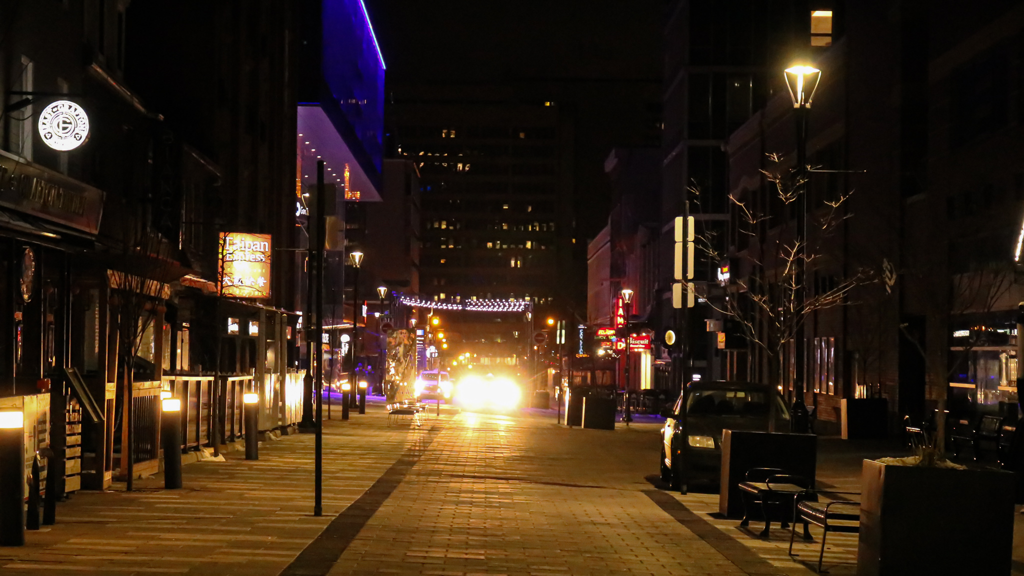 A quiet and empty Friday night on Argyle street. Every two to five minutes, a cab drives by.
